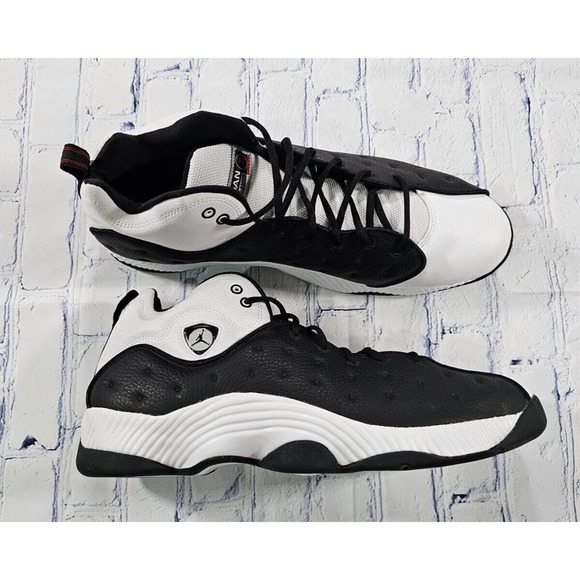 jordan jumpman team 2 black and white